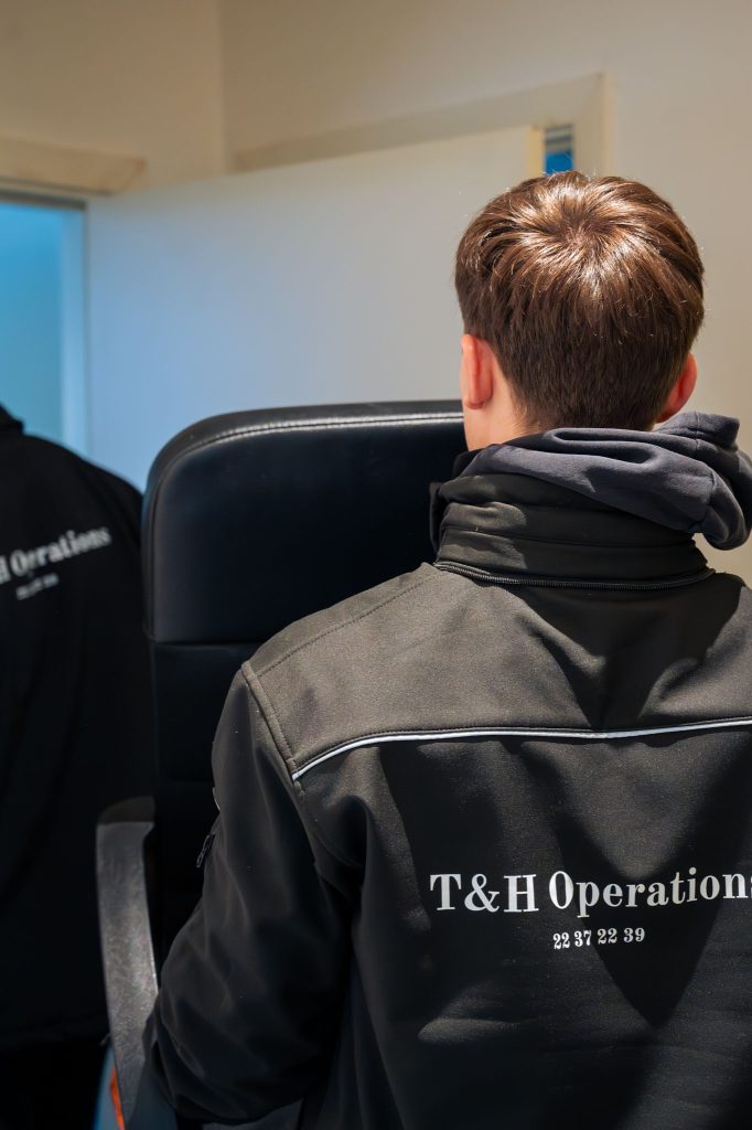 T&H Operations flyttemænd læsser flyttebilen